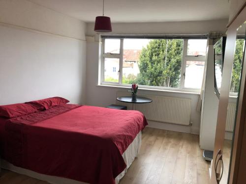 large bedroom in a quiet house in Westbury on Trym