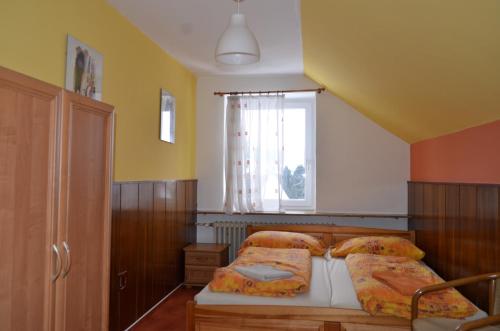 3 twin beds