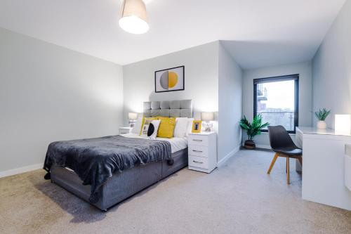 Spacious 2 Bedroom Flat with Balcony & River Views
