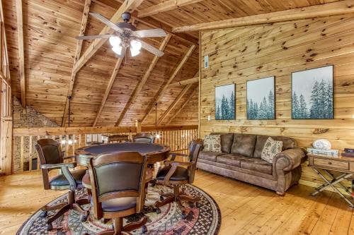 Mountain Jewel Game Room  Fire Pit Theater Area WIFI Pool access!!! - image 11