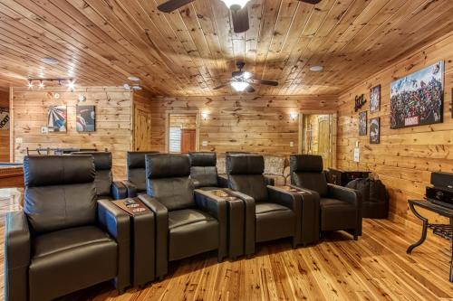 Mountain Jewel Game Room  Fire Pit Theater Area WIFI Pool access!!! - image 5