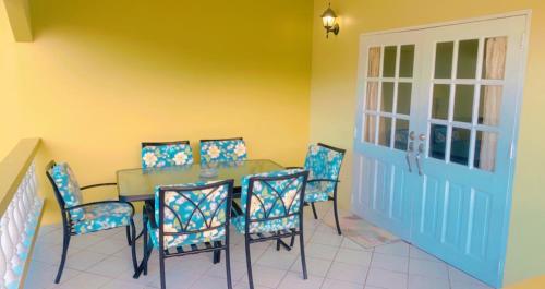 Ursula Guesthouse in Bon Accord in คราวน์ พอยต์