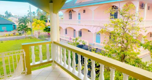 Ursula Guesthouse in Bon Accord in คราวน์ พอยต์