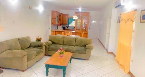 Ursula Guesthouse in Bon Accord in คราวน์ พอยต์