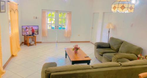 Ursula Guesthouse in Bon Accord in คราวน์ พอยต์