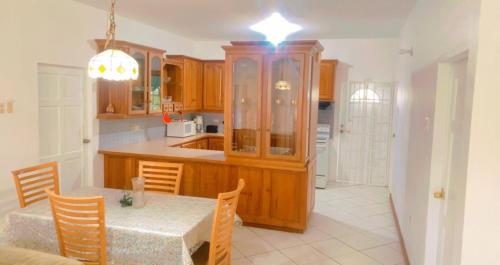 Ursula Guesthouse in Bon Accord in คราวน์ พอยต์