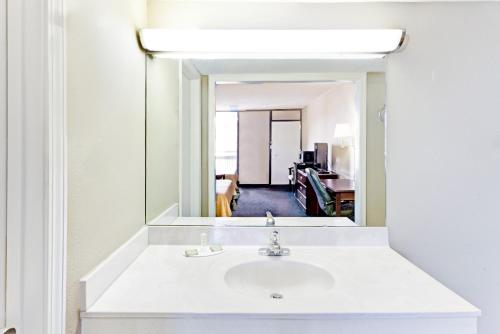 Super Inn & Suites Carrollton,West Georgia - 화장실
