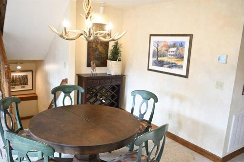 Mountain View Tree House w/ country club amenities in Whittier, USA