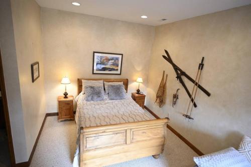 Mountain View Tree House w/ country club amenities in Whittier, USA