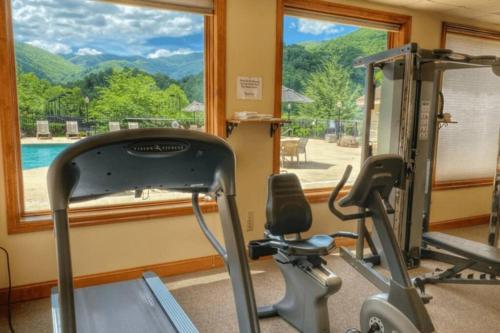 Mountain View Tree House w/ country club amenities in Whittier, USA