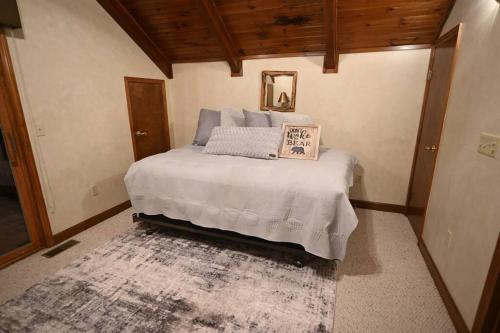 Mountain View Tree House w/ country club amenities in Whittier, USA