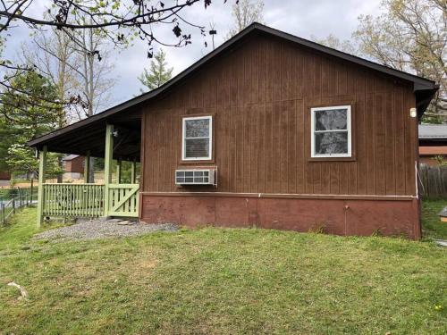 Wagon Wheel Cottage. Dog Friendly,Pipestem WVA in Pipestem, USA