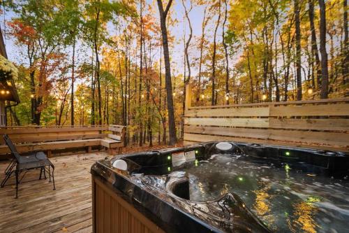 Cozy Bear-Themed Mountain Cabin, Relaxing Hot Tub image