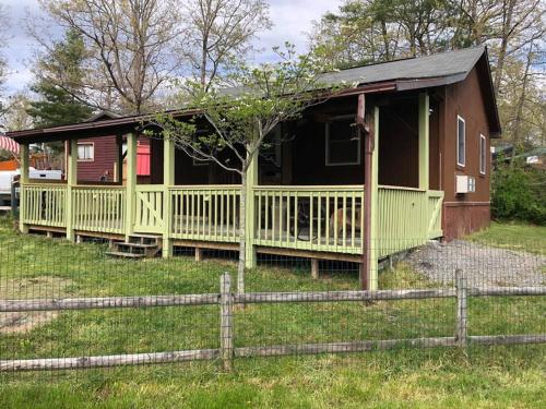 Wagon Wheel Cottage. Dog Friendly,Pipestem WVA