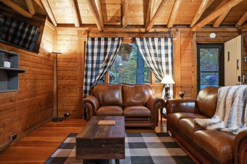 Cozy Bear-Themed Mountain Cabin, Relaxing Hot Tub thumb 2