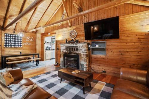 Cozy Bear-Themed Mountain Cabin, Relaxing Hot Tub thumb 4