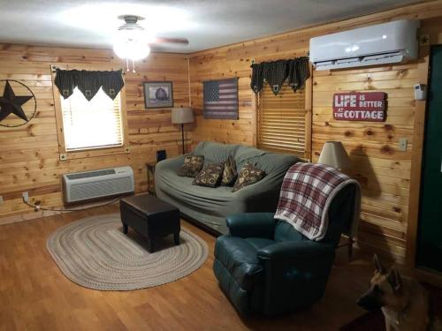 Wagon Wheel Cottage. Dog Friendly,Pipestem WVA