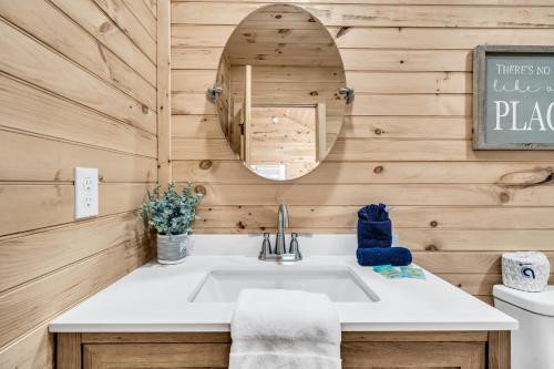 The Bungalow At Greenbriar Creek in Cosby, USA