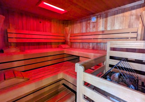 桑拿, FeWo Goldstück mit privatem SPA und Whirlpool (FeWo Goldstuck mit privatem SPA und Whirlpool) in 格拉弗瑙