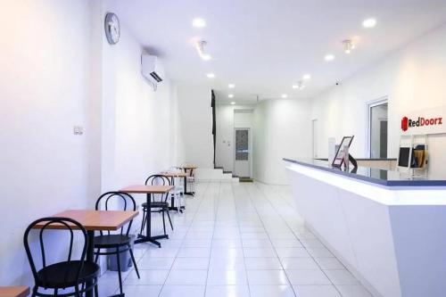 Lobby, RedDoorz Hostel near Taman Puring in Pondok Indah