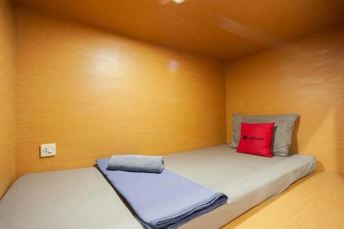 RedDoorz Hostel near Taman Puring