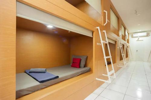 RedDoorz Hostel near Taman Puring