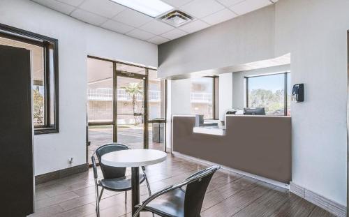 Americas Best Value Inn Beeville - 로비