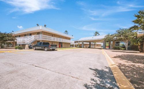 Americas Best Value Inn Beeville - 숙소 외관