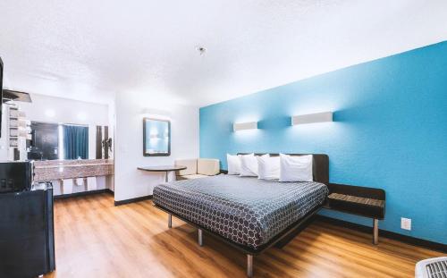 Americas Best Value Inn Beeville Room Type - Room, 1 King Bed