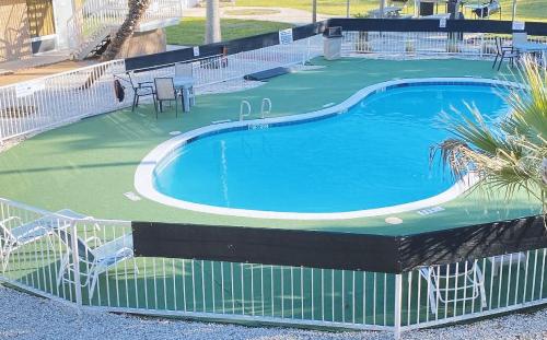 Americas Best Value Inn Beeville - 수영장
