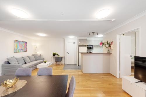 Spacious & Cosy 2 Bedroom Apartment in Darling Harbour 3