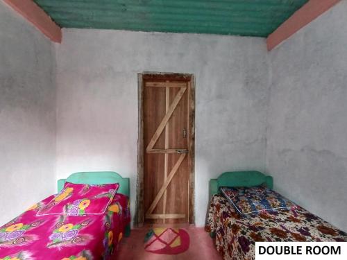 Double Room with Shared Bathroom image 2