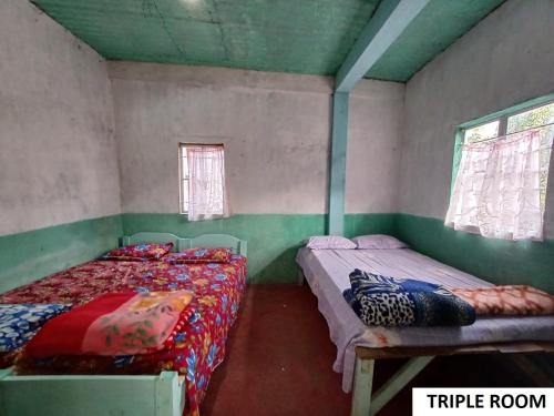 Triple Room with Shared Bathroom image 2