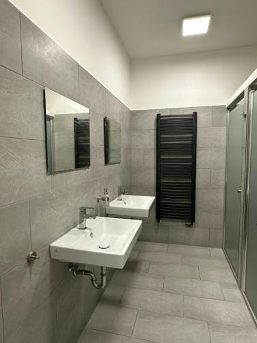 2 twin beds