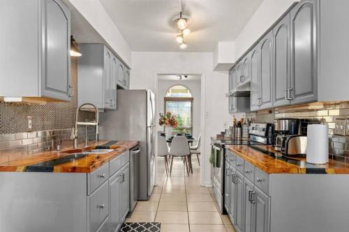 Historic Charm, Pool Table, Modern Chef Kitchen, 4 Bedrooms in San Antonio, USA