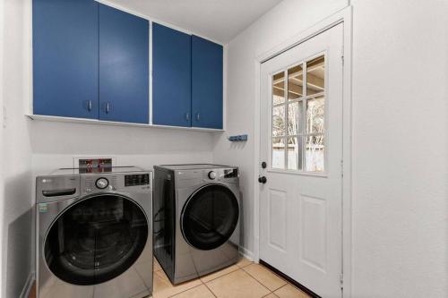 Historic Charm, Pool Table, Modern Chef Kitchen, 4 Bedrooms in San Antonio, USA