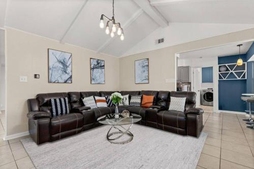Historic Charm, Pool Table, Modern Chef Kitchen, 4 Bedrooms in San Antonio, USA