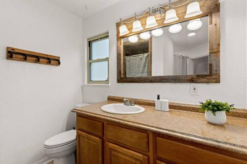 Historic Charm, Pool Table, Modern Chef Kitchen, 4 Bedrooms in San Antonio, USA