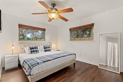 Historic Charm, Pool Table, Modern Chef Kitchen, 4 Bedrooms in San Antonio, USA