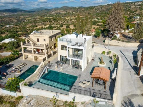 ทัศนียภาพภายนอกโรงแรม, Vacation villa with infinity pool, terraces, and stunning views All yours in เปริสทีโรนา