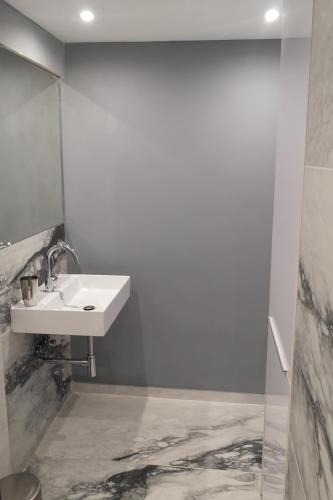 One-Bedroom Apartment image 9
