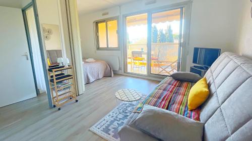 Studio Apartment image 10