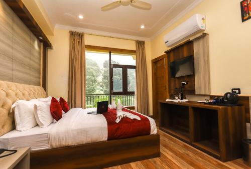 Hotel The Nest, Rooftop Cafe, Bonfire with a Sceneric Mountain View
