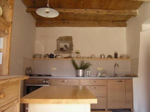virtuve, Flori Peaceful House - Short, 20' Drive to the Sea in Truske