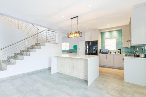 Beachfront Villa - Pool, Fireplace, No Loadshedding Beachfront Villa - Pool, Fireplace, No Loadshedding