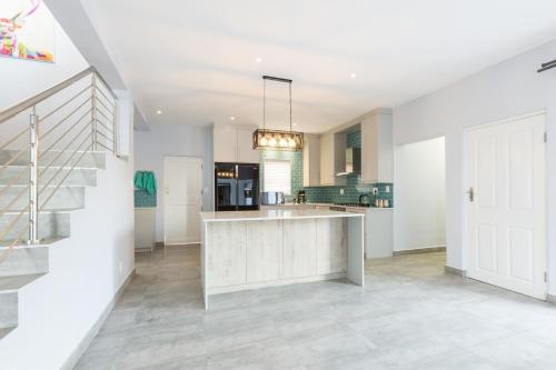 Beachfront Villa - Pool, Fireplace, No Loadshedding Beachfront Villa - Pool, Fireplace, No Loadshedding