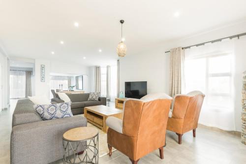 Beachfront Villa - Pool, Fireplace, No Loadshedding Beachfront Villa - Pool, Fireplace, No Loadshedding