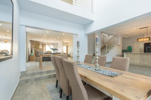 Beachfront Villa - Pool, Fireplace, No Loadshedding Beachfront Villa - Pool, Fireplace, No Loadshedding