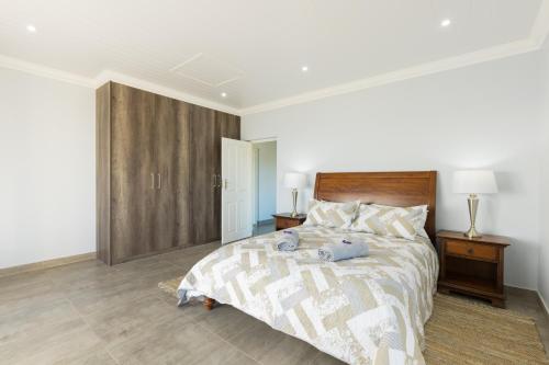 Beachfront Villa - Pool, Fireplace, No Loadshedding Beachfront Villa - Pool, Fireplace, No Loadshedding