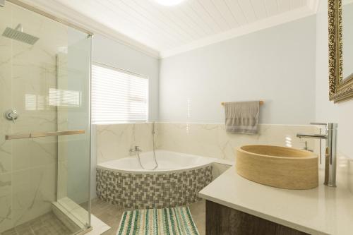 Beachfront Villa - Pool, Fireplace, No Loadshedding Beachfront Villa - Pool, Fireplace, No Loadshedding